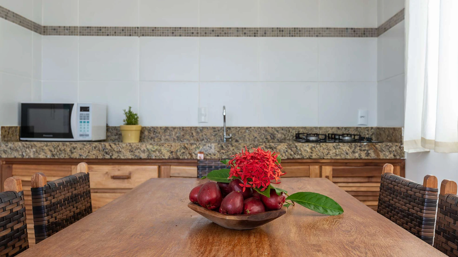 Cozinha e mesa de jantar da casa de três quartos