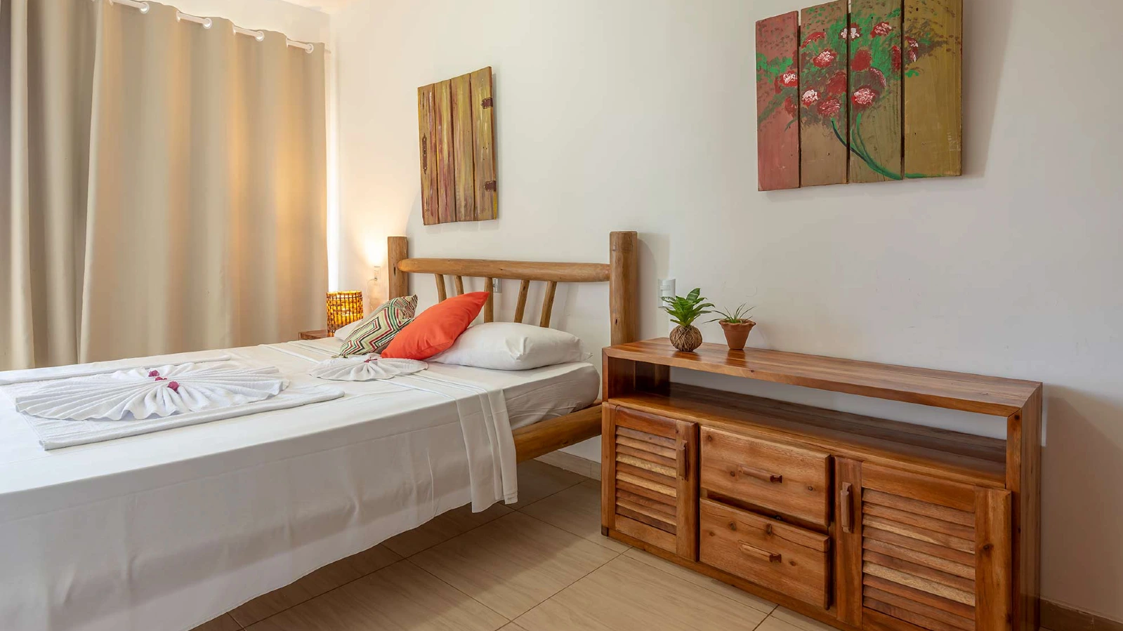 Quarto de casal da casa de três quartos