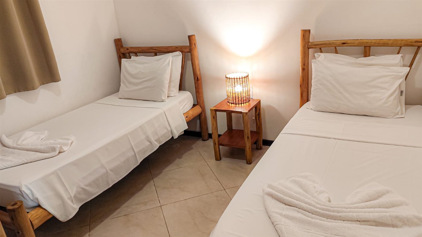 Quarto com duas camas de solteiro